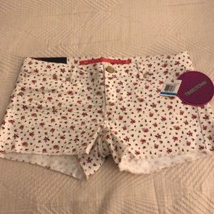 New!!!Tinseltown White w/ Ditsy Red Floral Distressed Denim Shorts 🌼🌼🌼Size 9